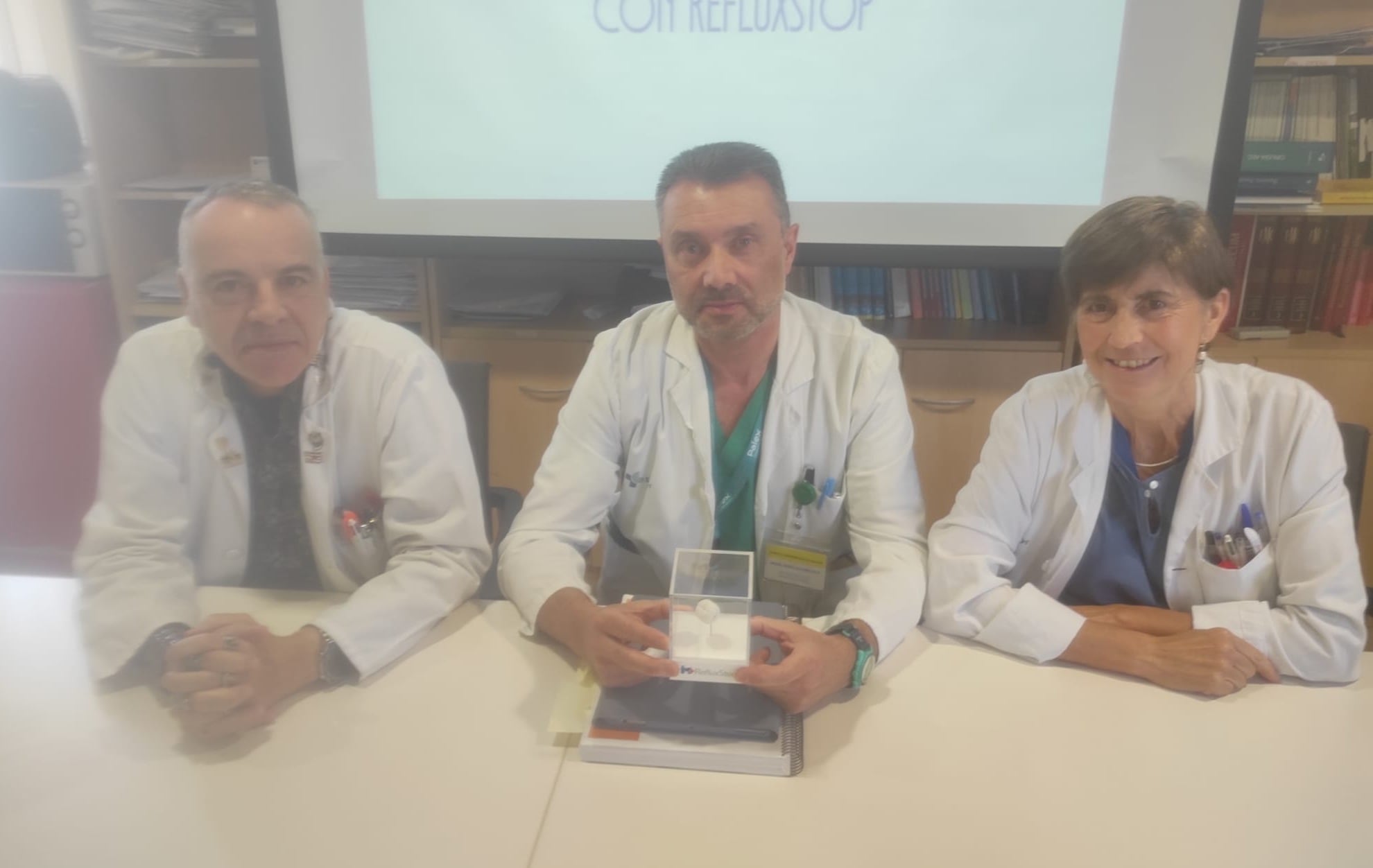 El equipo de cirugía esofagogástrica del HUBU presentando el implante de silicona que se les coloca a los pacientes presionando el estómago. / Foto: Radio Castilla