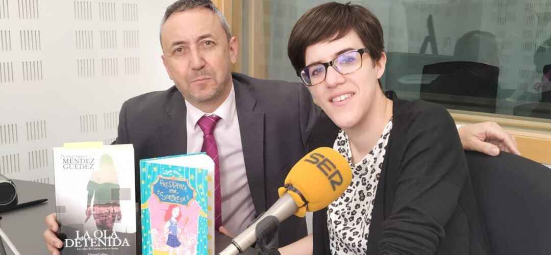 Chema Contreras, director de Rincón Literario, y la autora Sara Cano durante 'Rincón literario' de este jueves.