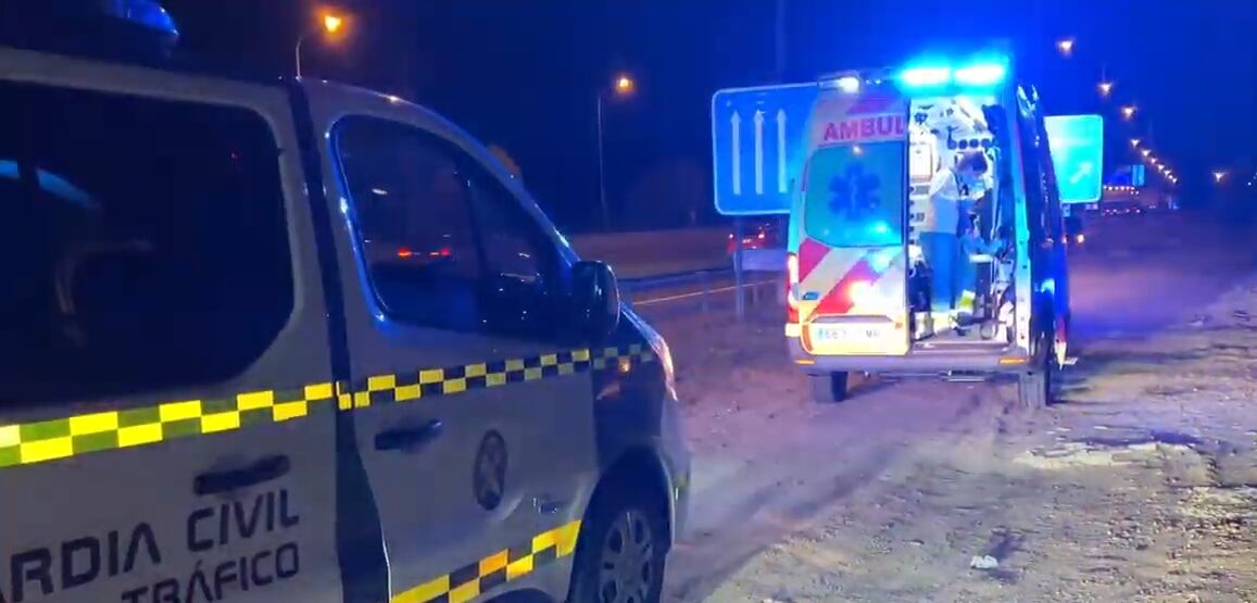 Servicios sanitarios y Guardia Civil atienden a un persona tras ser atropellada. Imagen de archivo.