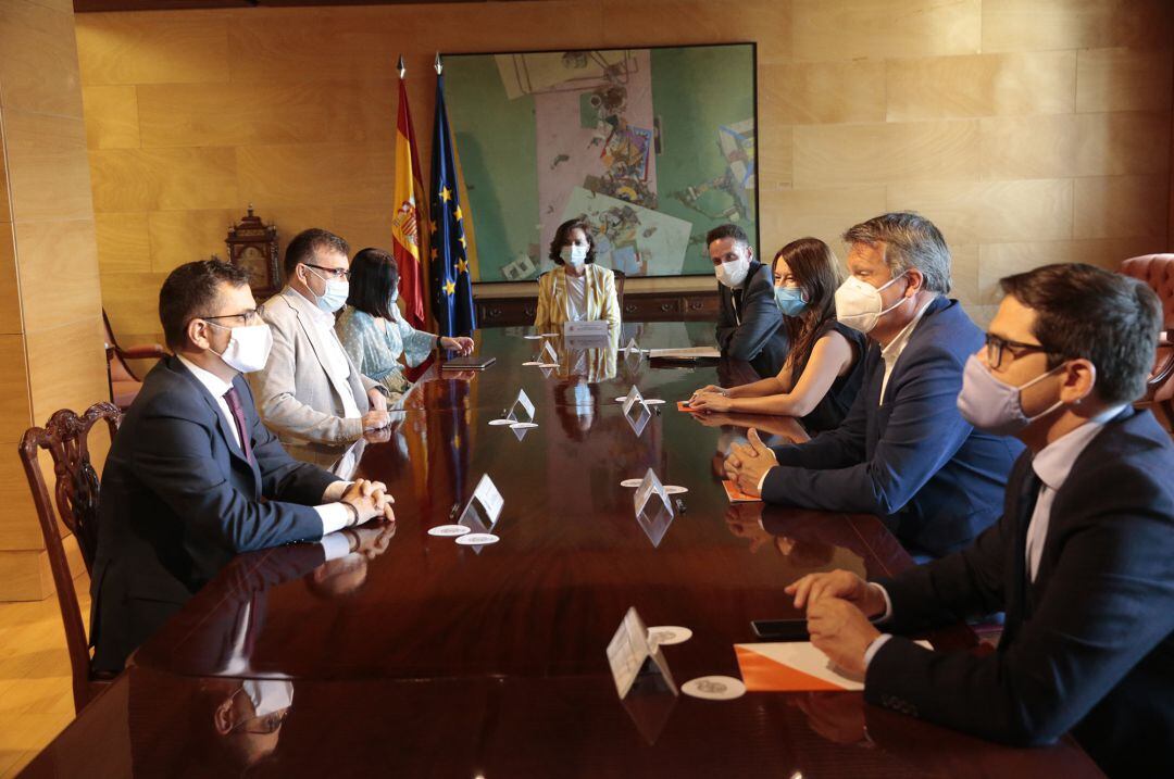 Imagen de la reunión entre miembros del Gobierno y de Ciudadanos, con Carmen Calvo y Edmundo Bal a la cabeza.