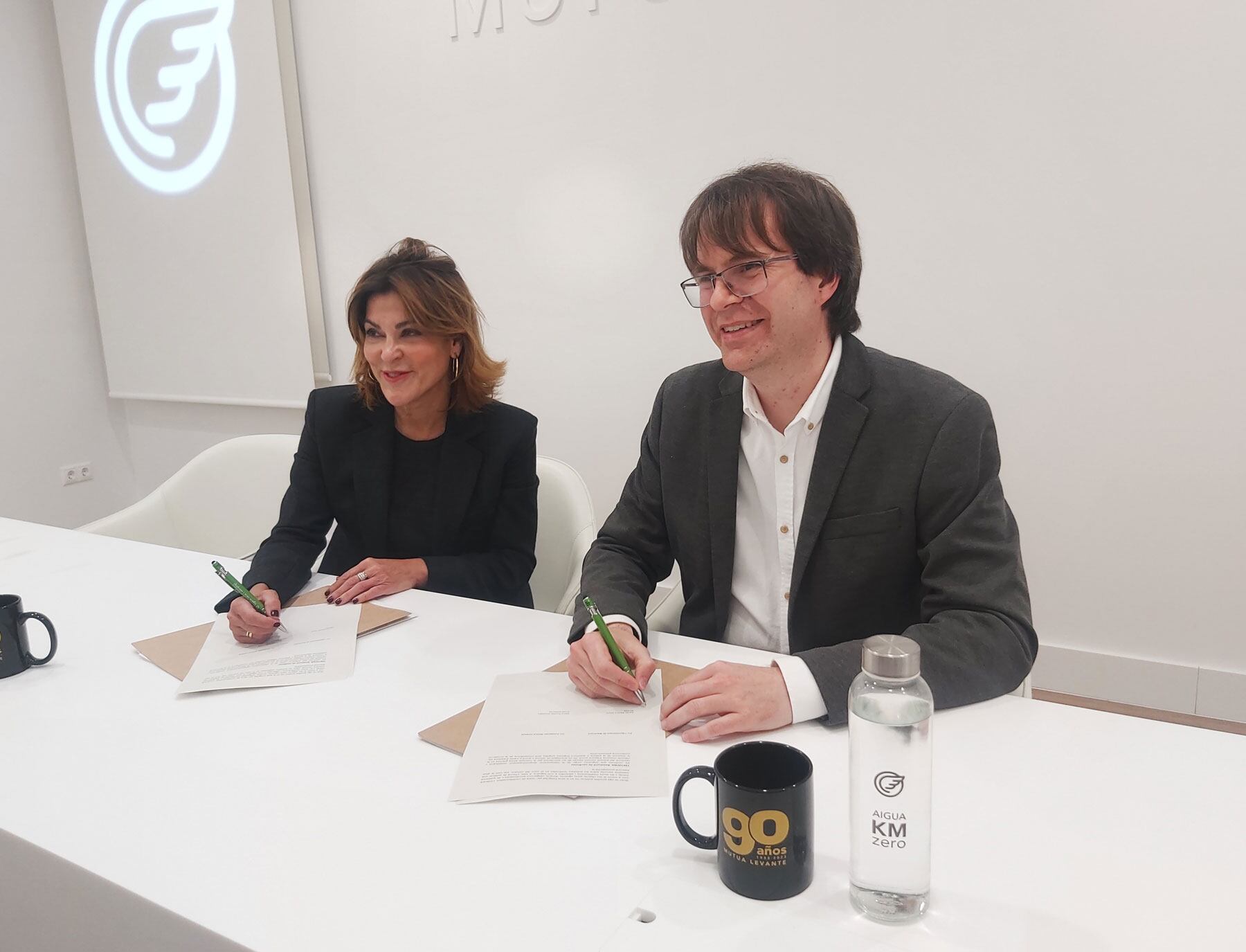 Elena Turrión, vicepresidenta de la Fundació Mutua Levante i Xavi Molina, alcalde de Bocairent, durant la signatura del conveni