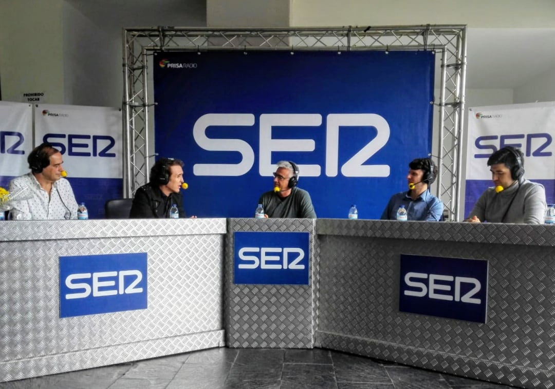 (De izda. a dcha.) Isaías Lafuente, Ramoncín, Carles Francino, Fidel Moreno y Manu Sánchez en el Teatro del Mar de Punta Umbría (Huelva)