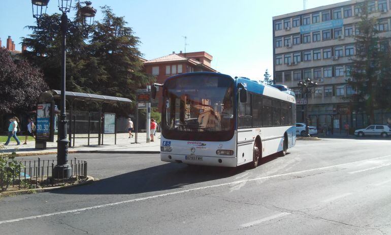 Un autobús urbano reinicia su marcha tras haber parado en la plaza de Santa Ana