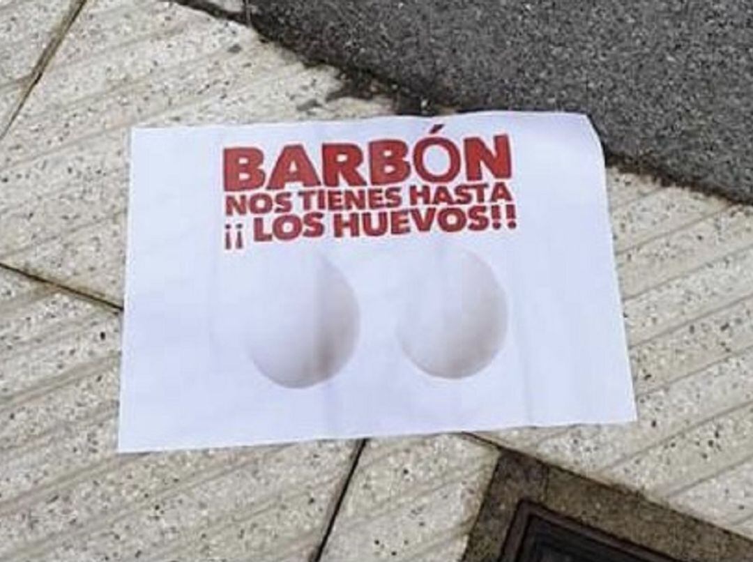 Octavillas que han aparecido junto al domicilio del presidente.