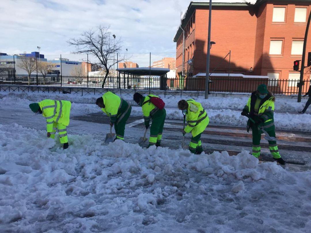 Operarios del Ayuntamiento de Móstoles realizando trabajos para quitar la nieve y el hielo