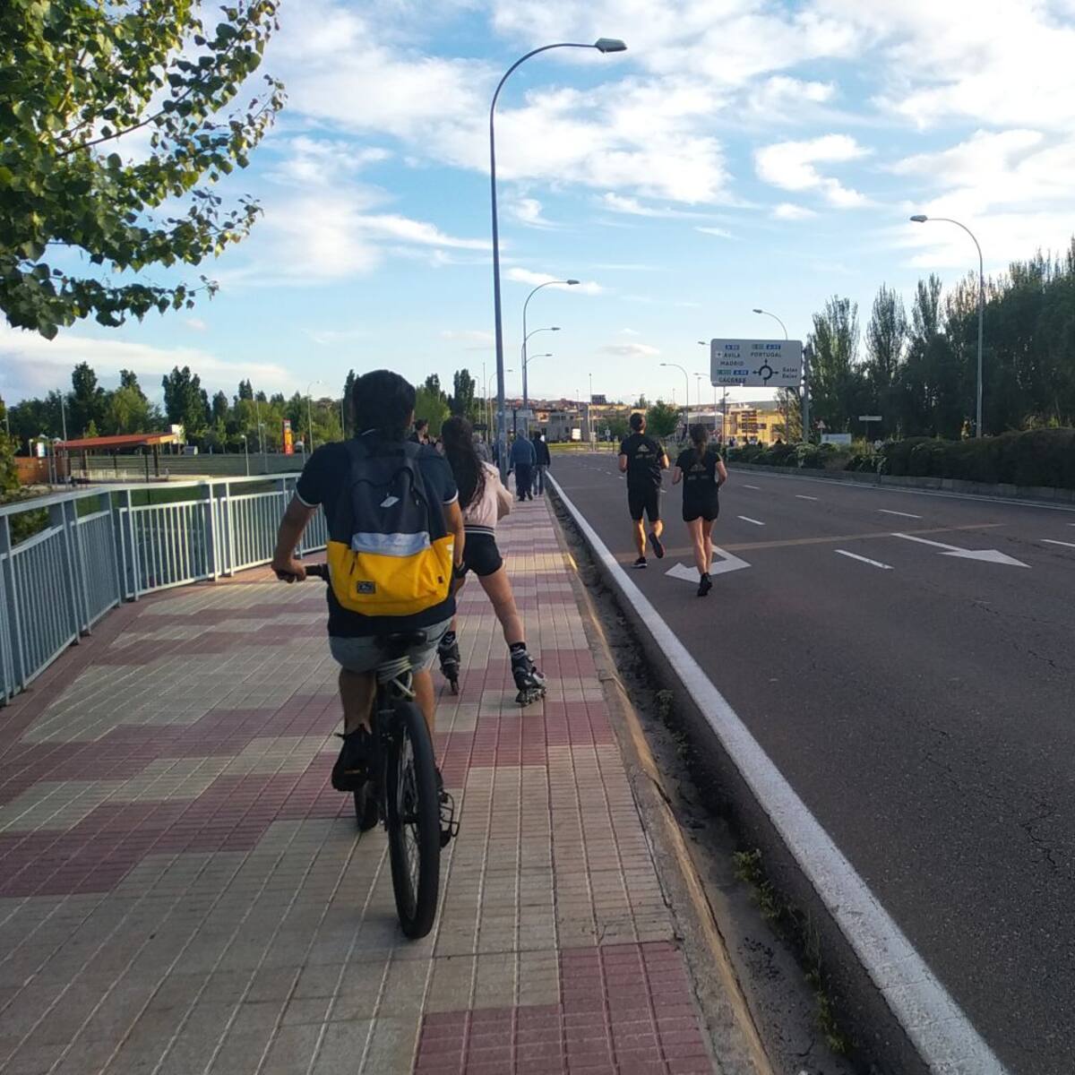 Crece el debate en Salamanca sobre si peatonalizar calles para favorecer dar paseos con más distancia