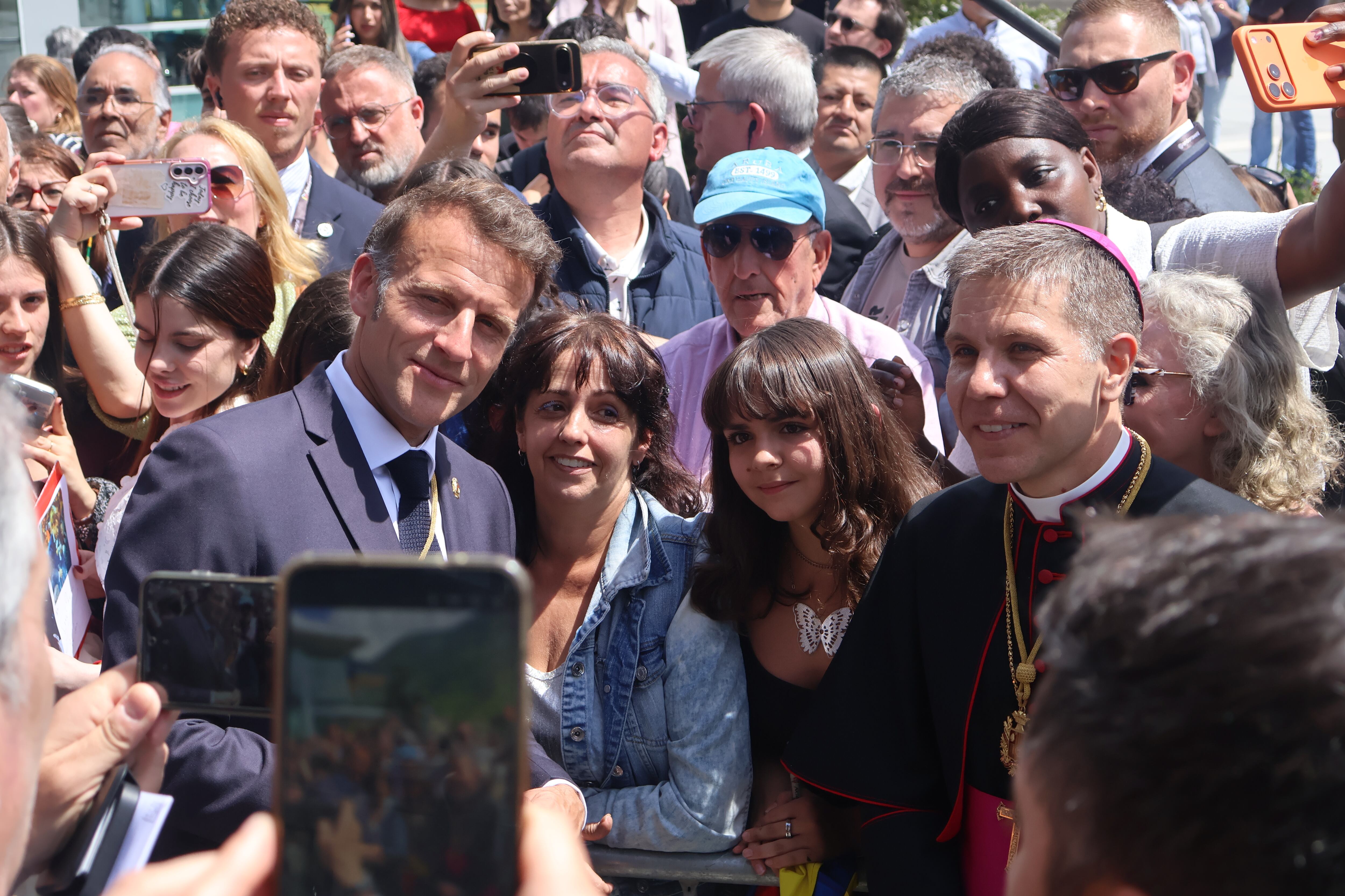 Emmanuel Macron i Josep Lluís Serrano es fotografien amb ciutadans a la plaça del Poble