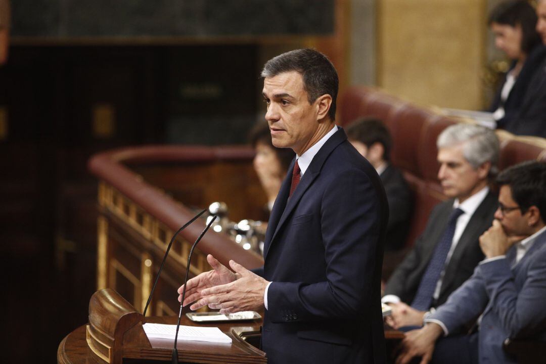 El presidente del Gobierno en funciones y candidato del PSOE a la reelección, Pedro Sánchez, interviene desde la tribuna del Congreso de los Diputados en la primera sesión del debate de investidura a la Presidencia del Gobierno.