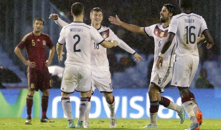 El centrocampista de la selección aleman de fútbol, Toni Kroos (c), celebra su gol, único del encuentro, con sus compañeros, durante el partido amistoso que España y Alemania disputan esta noche en el estadio de Balaídos, en Vigo