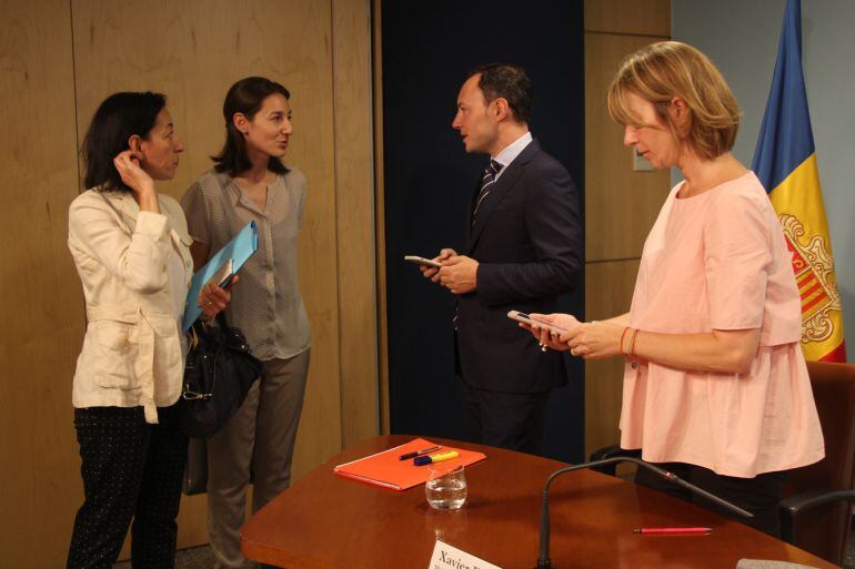 El ministre Xavier Espot i la secretària d'Estat Ester Fenoll acompanyats per les responsables dels diferents departaments del Ministeri.