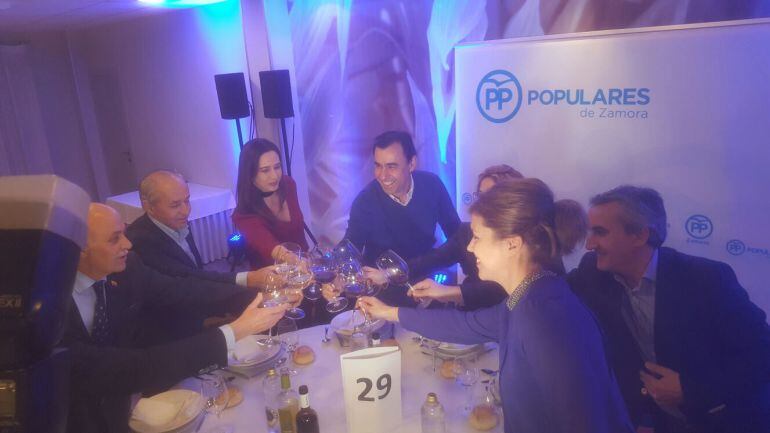 El Presidente del PP en Zamora, Fernando Martínez Maíllo, brinda con otros cargos públicos del Partido al comienzo de la tradicional cena de Navidad