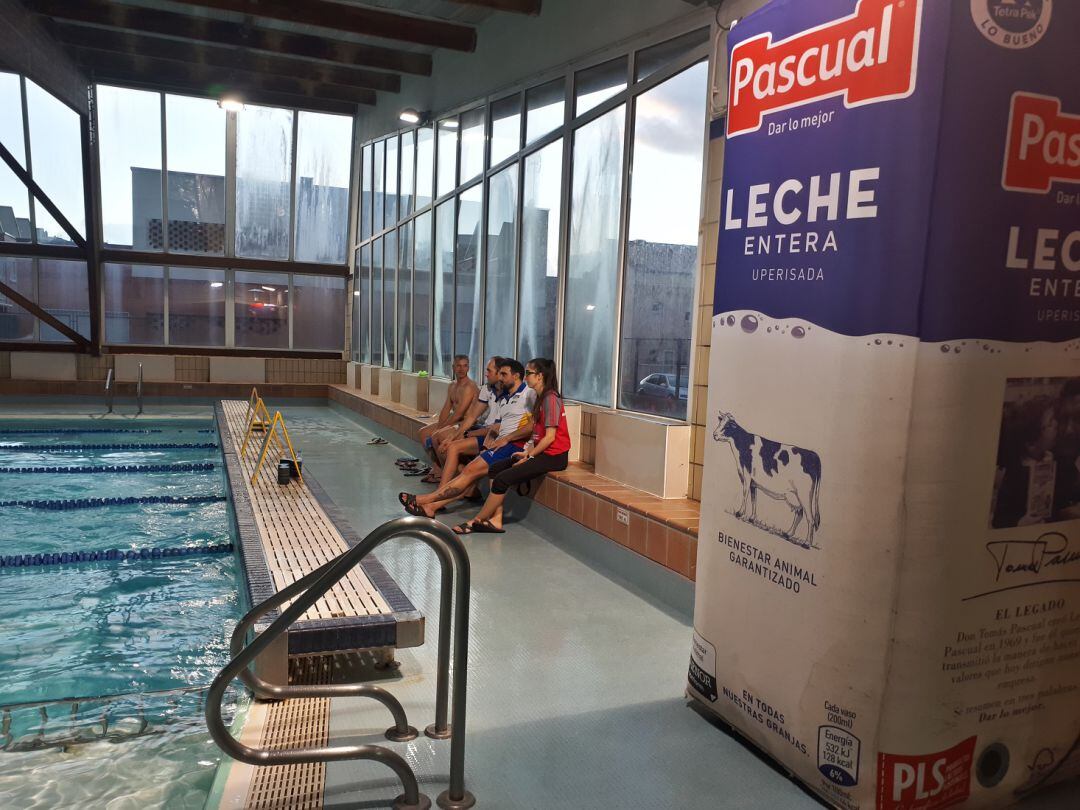 Los integrantes del Triatlón Aranda participaron y supervisaron la actividad en la piscina municipal.