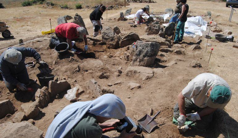 Bajo la dirección de Fernando Colmenarejo los participantes en estas  excavaciones arqueológicas gratuitas desentierran piezas del Visigido