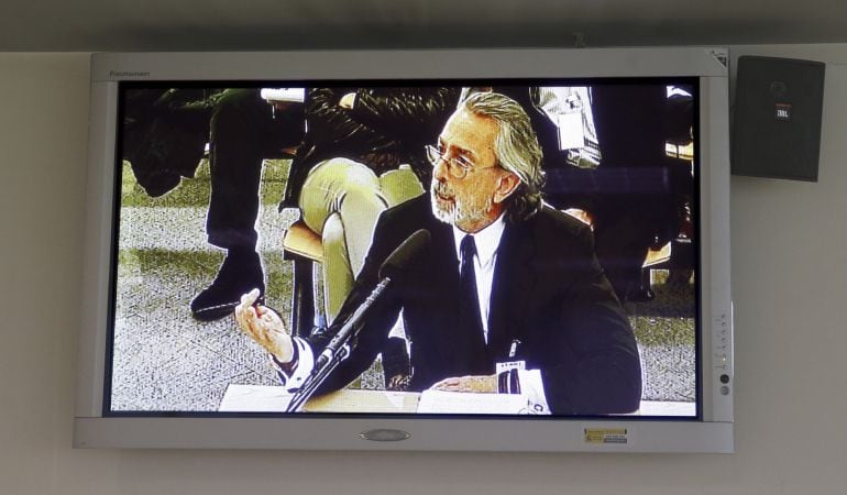 Imagen del monitor de la sala de prensa de la Audiencia Nacional en San Fernando de Henares del presunto cabecilla de la trama Gürtel, Francisco Correa, durante su declaración en el macrojuicio que sienta en el banquillo a 37 acusados de la red corrupta. 