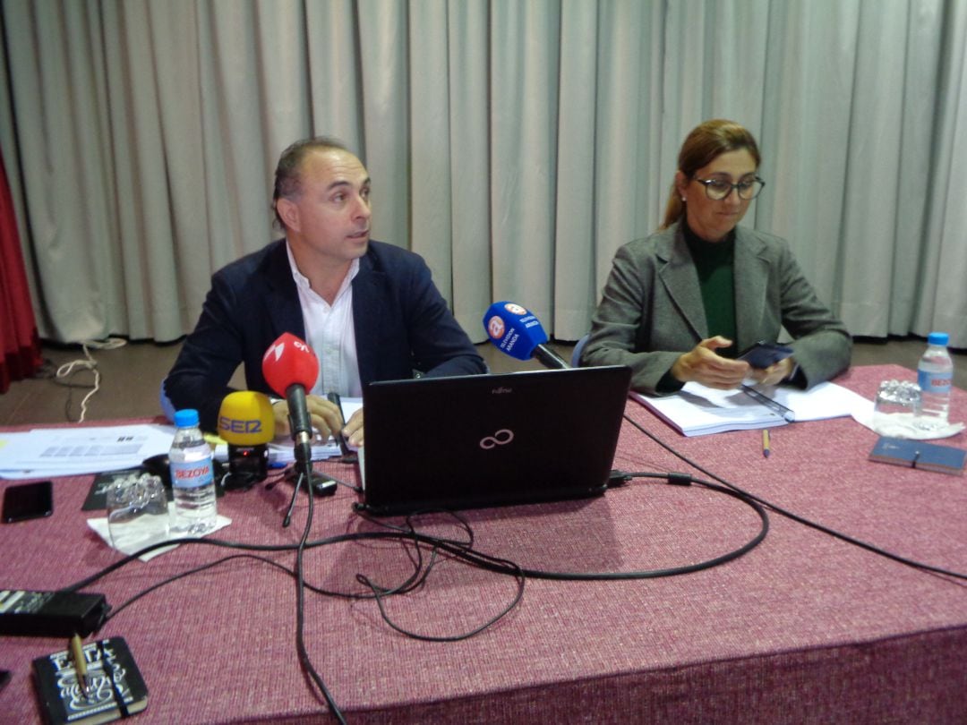 Emilio Berzosa y la alcaldesa, Raquel González, en imagen de archivo de la presentacion de los prespupuestos