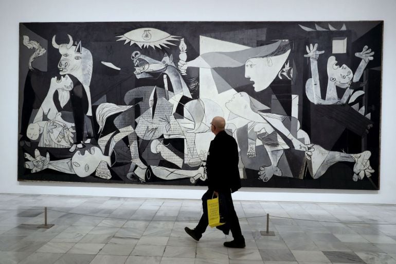 Un visitante frente a Guernica en el Museo Reina Sofía