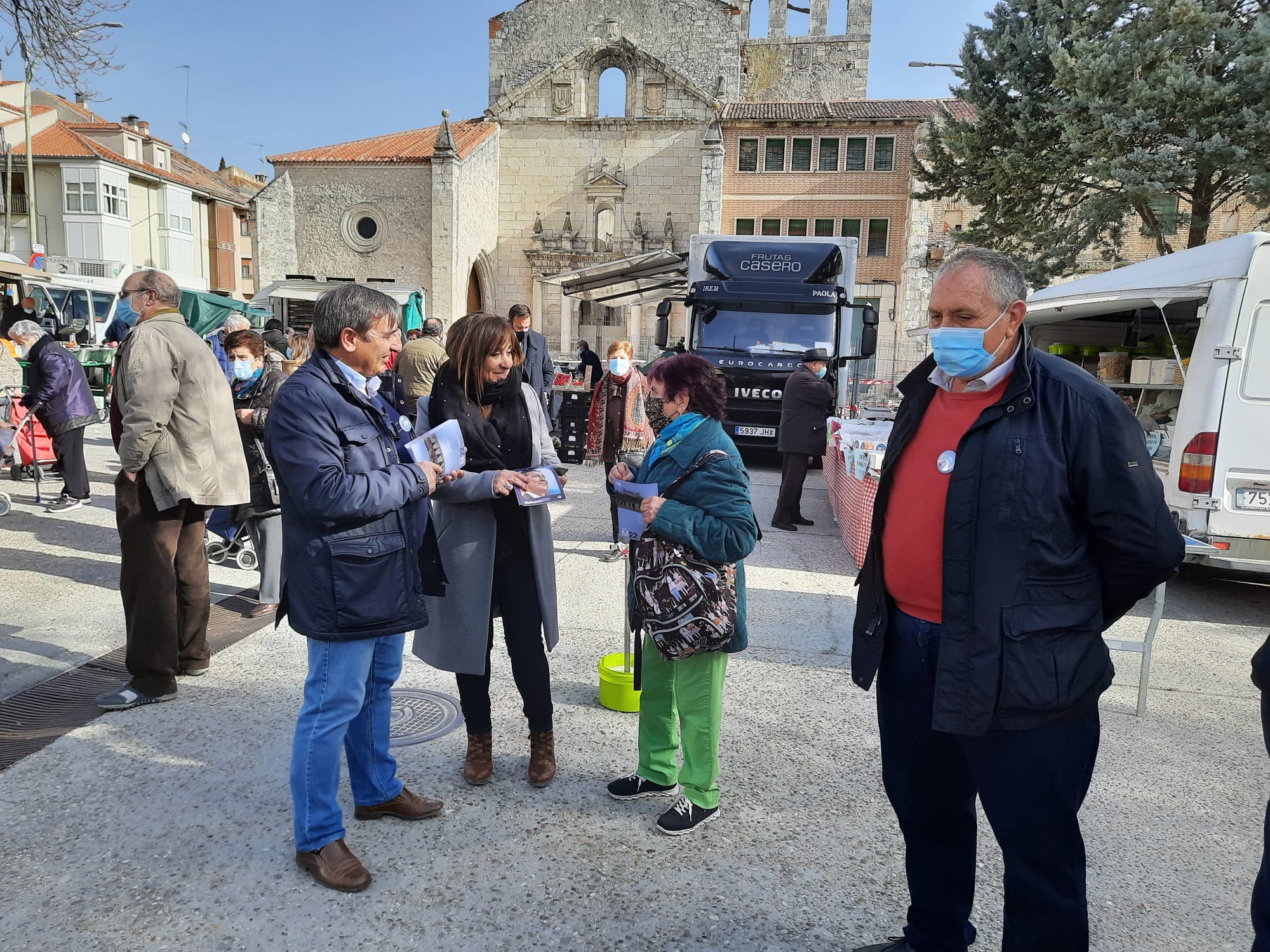 El número 2 del PP por Segovia a las Cortes de Castilla y León, José Luis Sanz Merino, visita el  mercado de Cuéllar en la campaña electoral