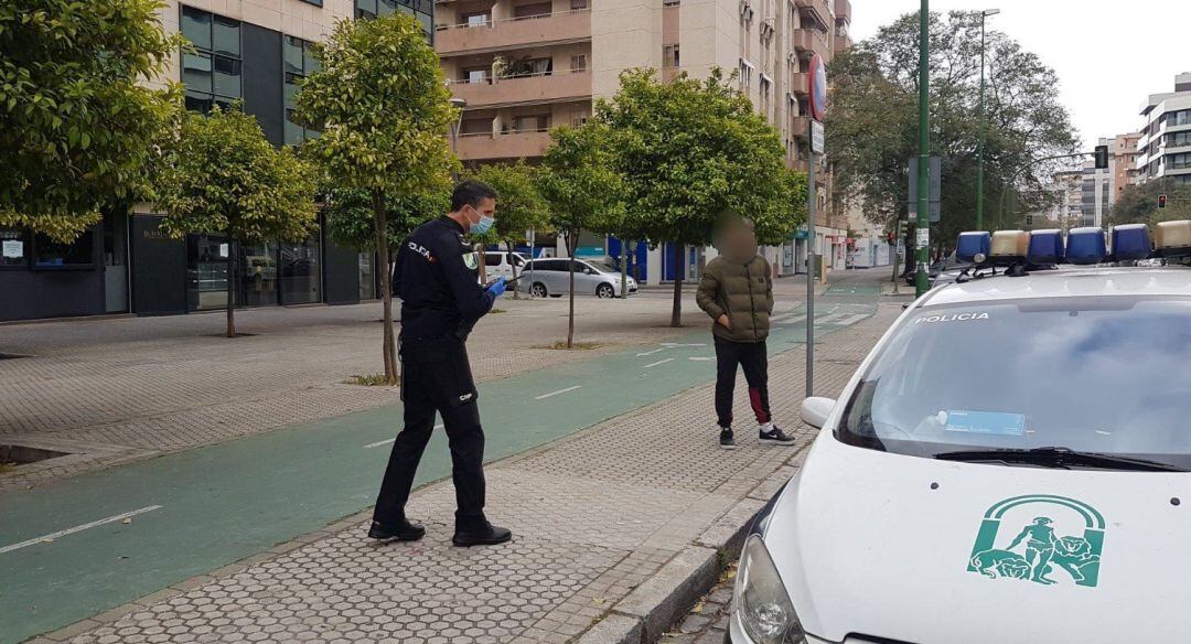 Un Policía Nacional durante una intervención en una imagen de archivo. 