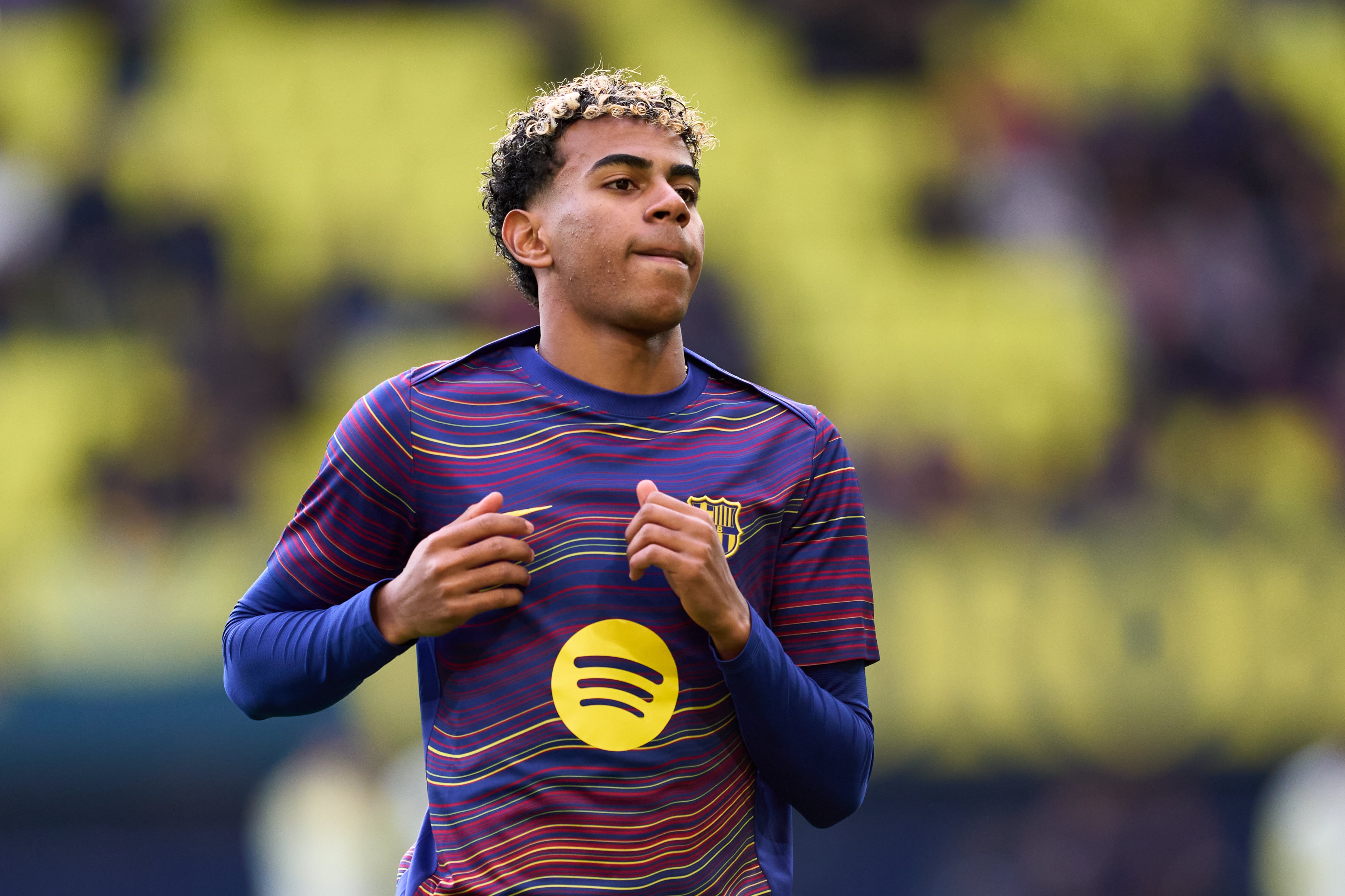 Lamine Yamal calentando antes del partido frente al Villarreal en liga