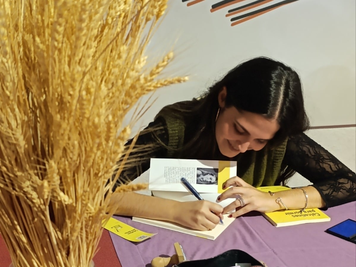 Paula Rues firma su libro &#039;Calcetines para dormir&#039; en la biblioteca de Las Pedroñeras