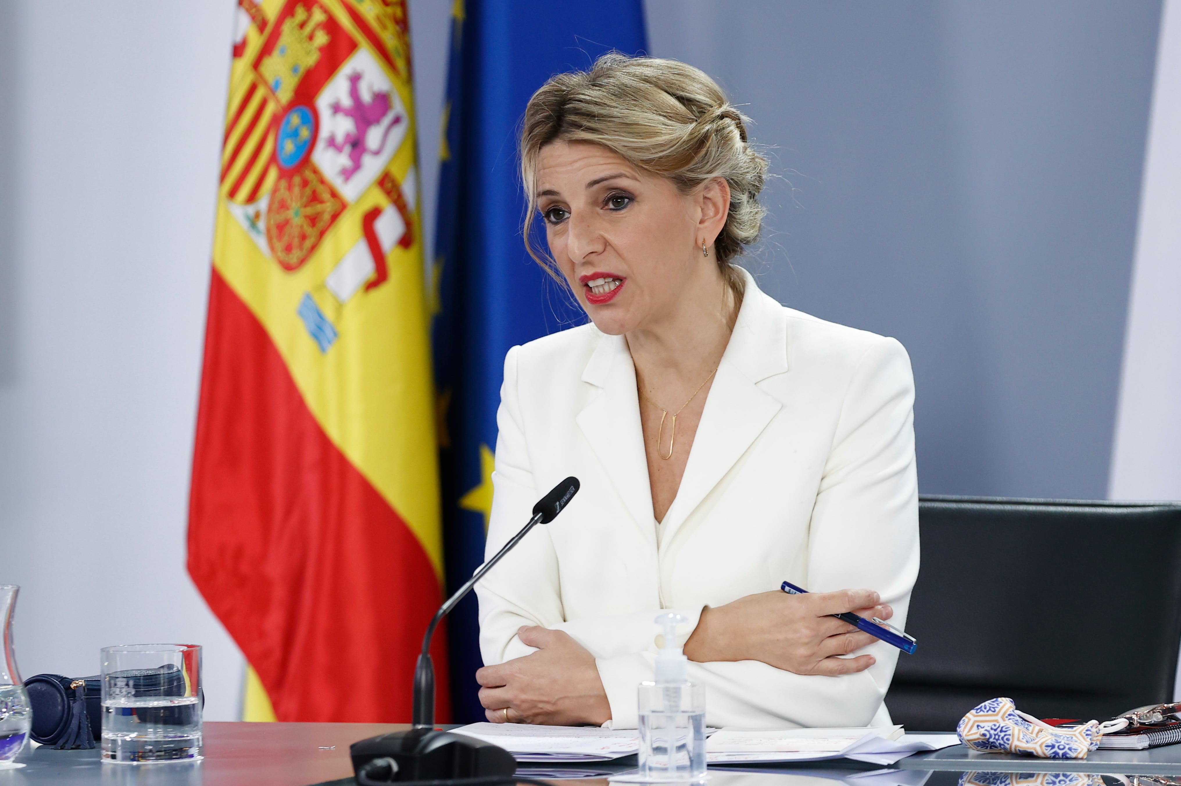 La vicepresidenta segunda y ministra de Trabajo, Yolanda Díaz, participa en la rueda de prensa de presentación del decreto ley con las medidas para hacer frente al impacto de la guerra en Ucrania, tras la reunión del Consejo de Ministros, este martes, en el complejo del Palacio de la Moncloa, en Madrid.