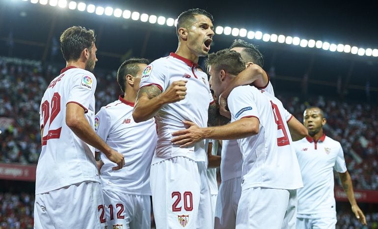 Luciano Vietto junto a sus compañeros del sevilla FC