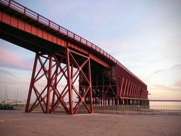 Investigan a seis jóvenes que escalaron por el Cable Inglés, saltaron al mar y subieron el vídeo a YouTube.