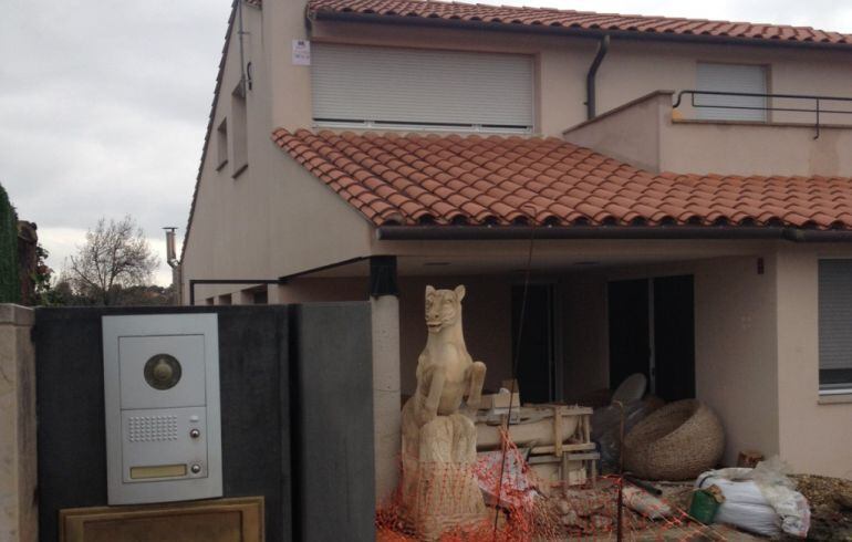 Fachada de la casa donde Atik el Rais se había construido una habitación del pánico