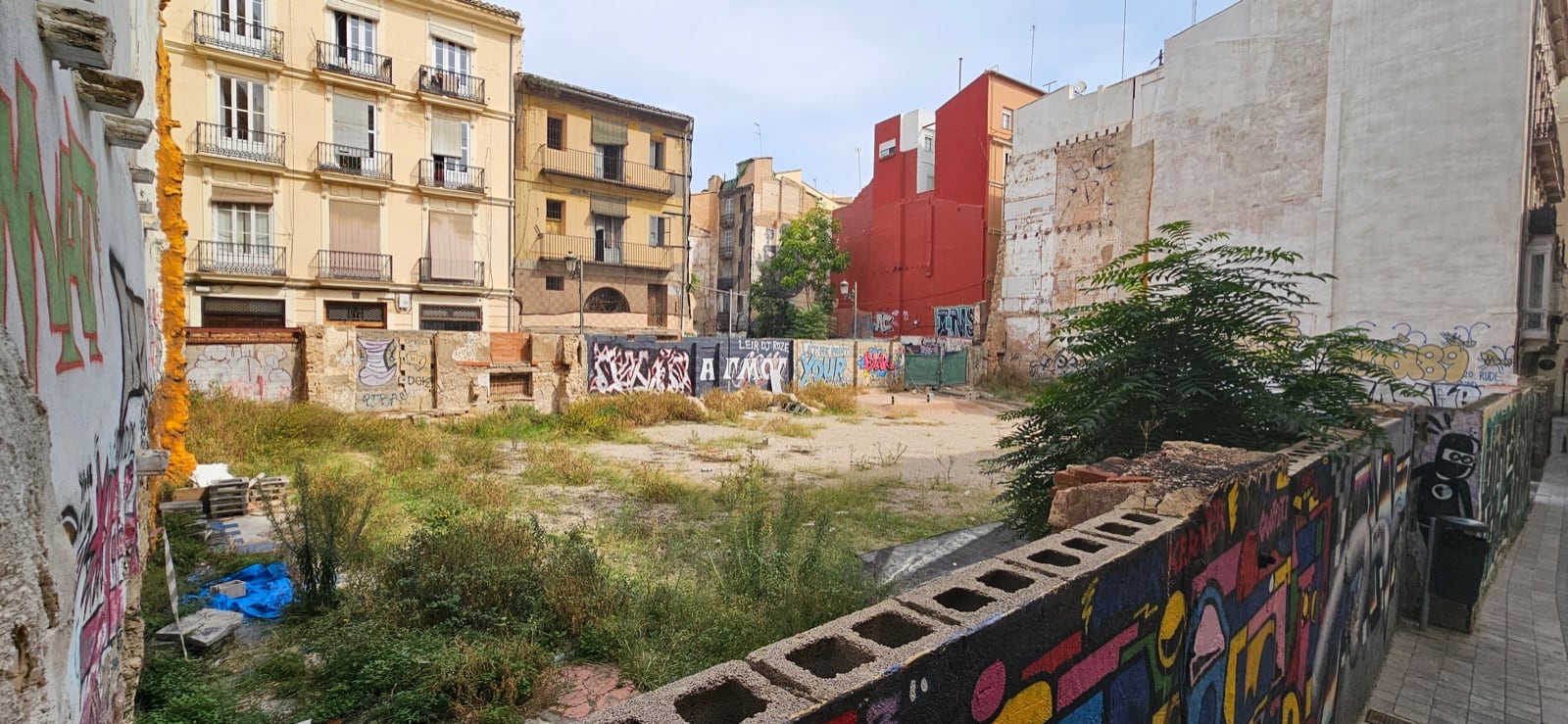 Solares en Ciutat Vella sin uso desde hace años.