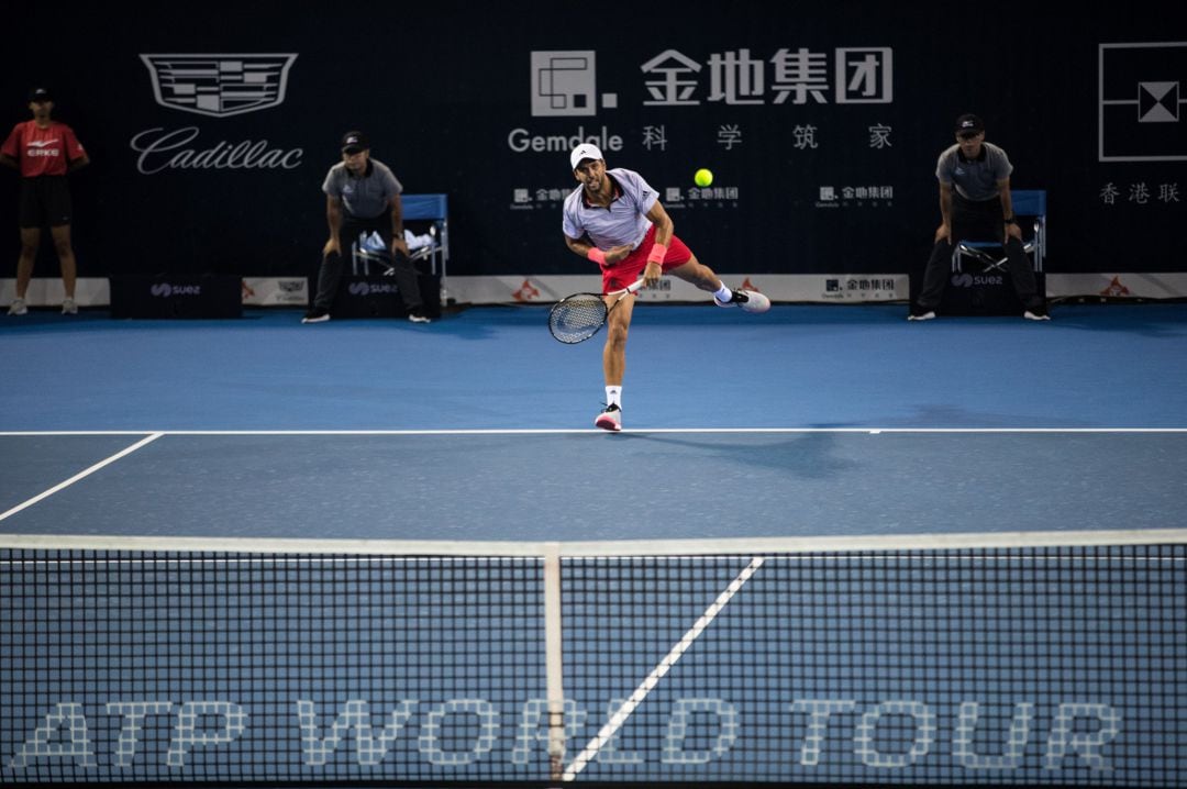 Verdasco sirve durante el partido contra Nishioka. 