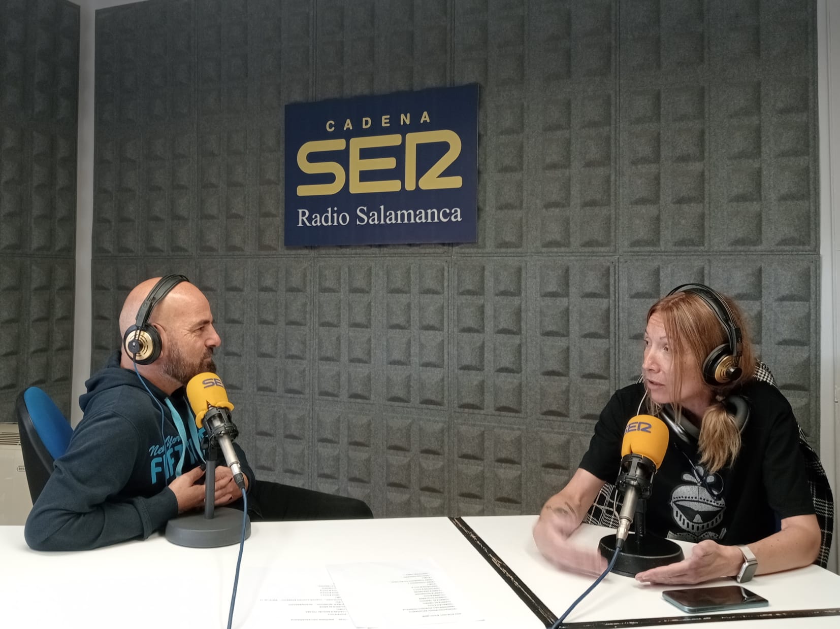 La investigadora Sara Cuadrado en los estudios de Radio Salamanca