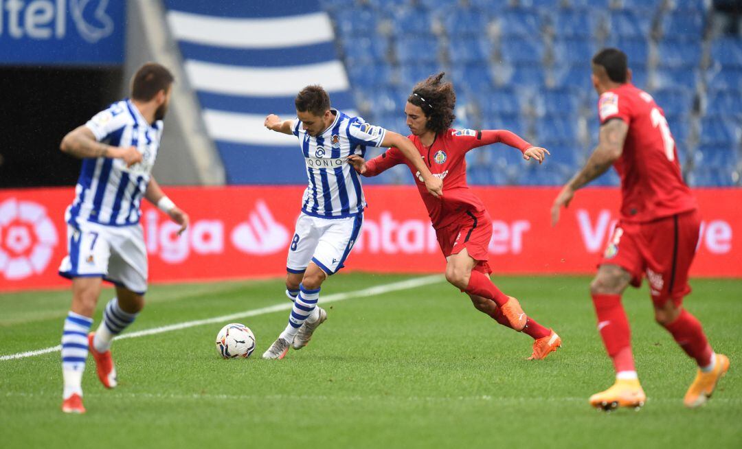 Gorosabel golpea un balón en el último partido de la Real
