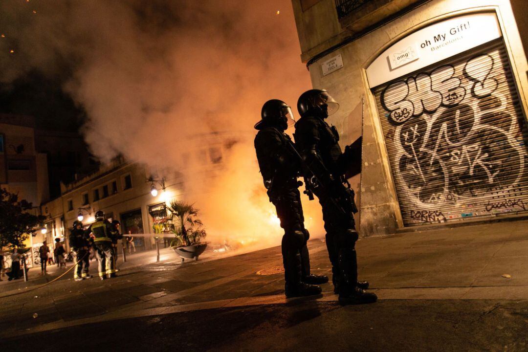 Imagen de dos agentes de los Mossos durante las protestas de la pasada semana