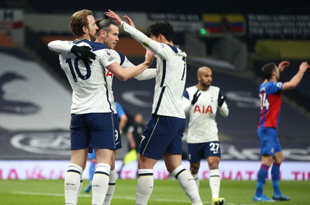 Kane celebra un gol con Gareth Bale y Son Heung-min.