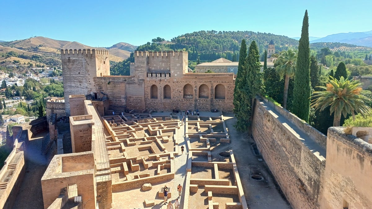 Vista de la Alcazaba desde la Torre de la Vela en la Alhambra de Granada