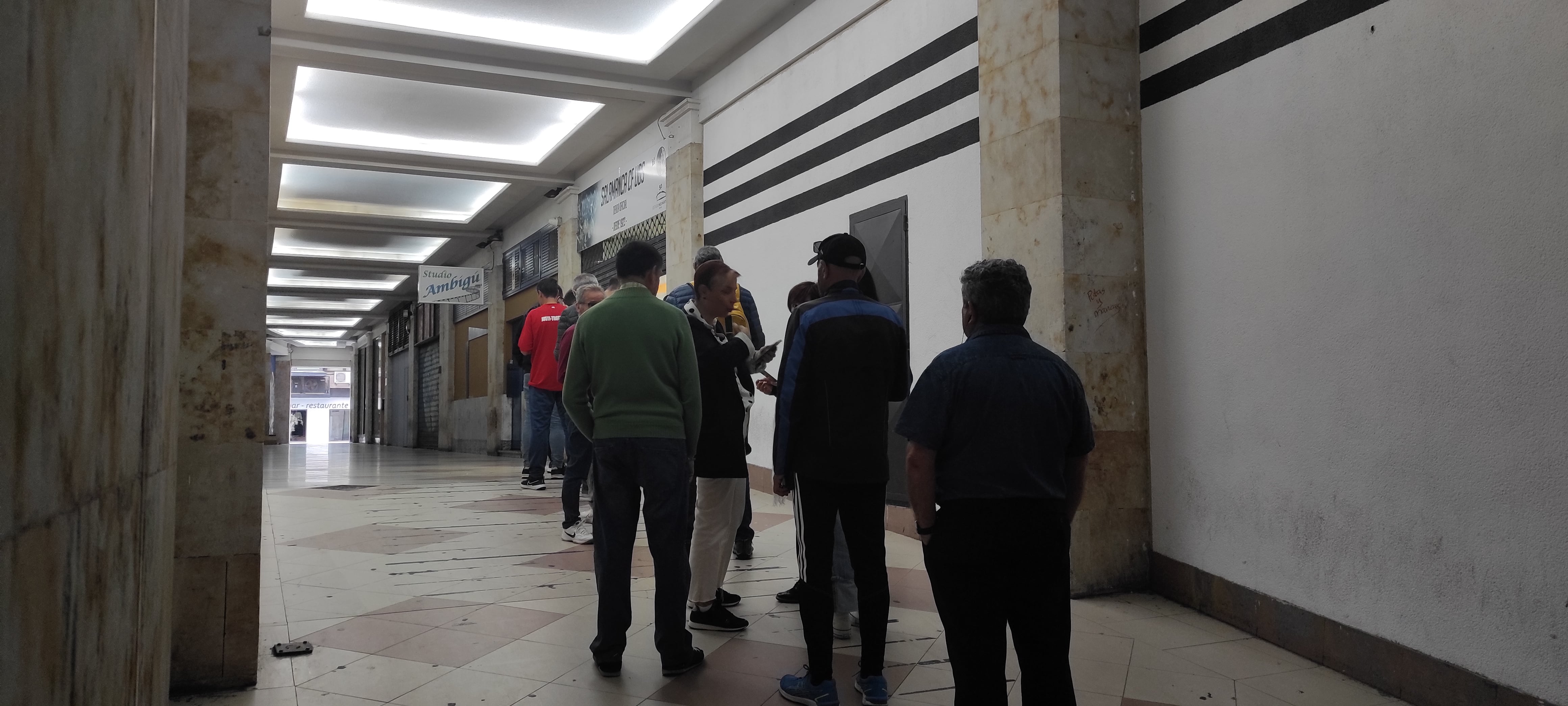 Colas de aficionados este martes en el pasaje Coliseum/ Cadena SER