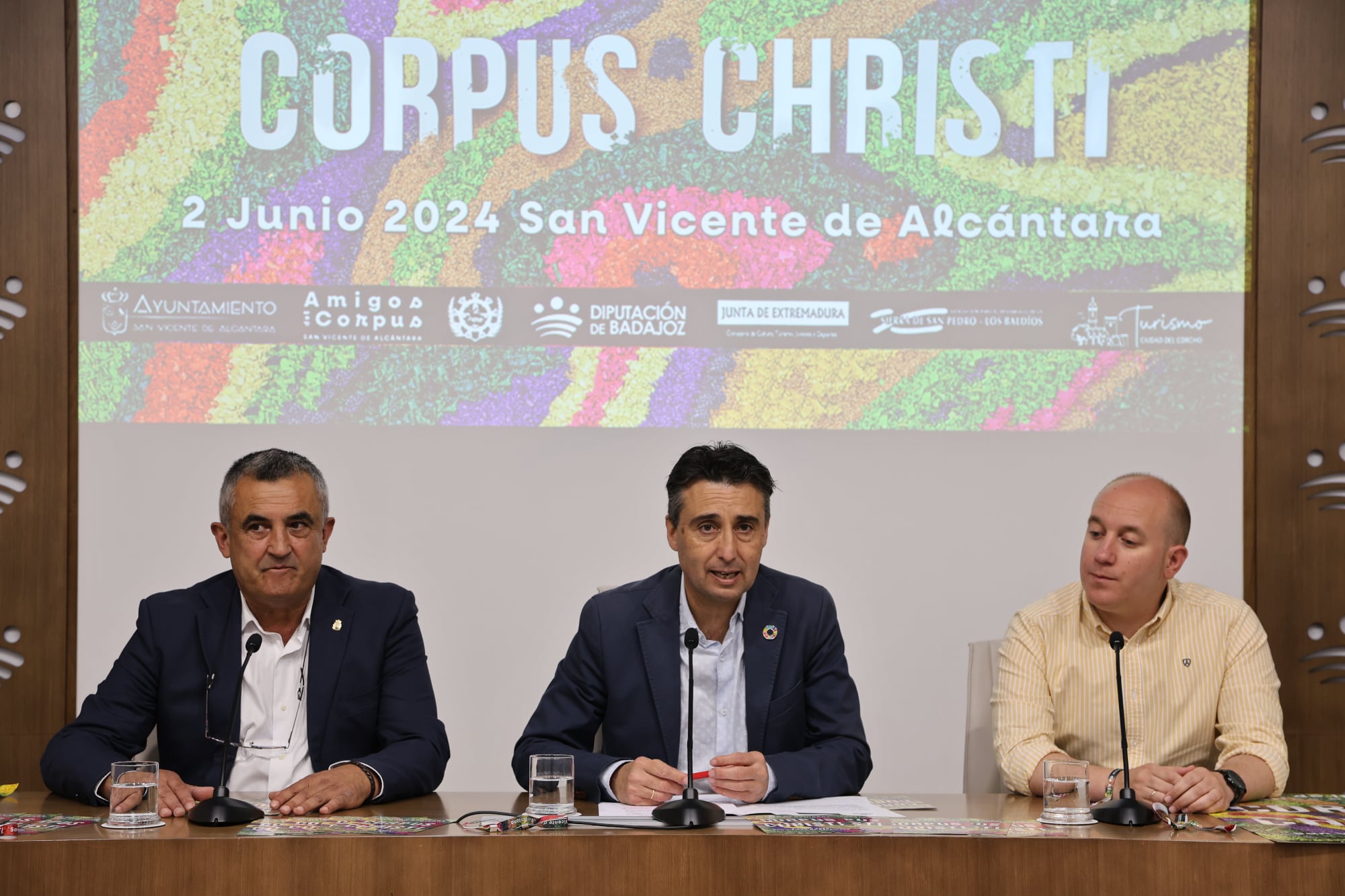 (De izquierda a derecha) Andrés Hernáiz, alcalde de San Vicente de Alcántara, Juan María Delfa, diputado del Área de Desarrollo Rural, Reto Demográfico y Turismo y el presidente de la Asociación de Amigos del Corpus, David Cuño, en la presentación del Corpus en la Diputación Provincial. 