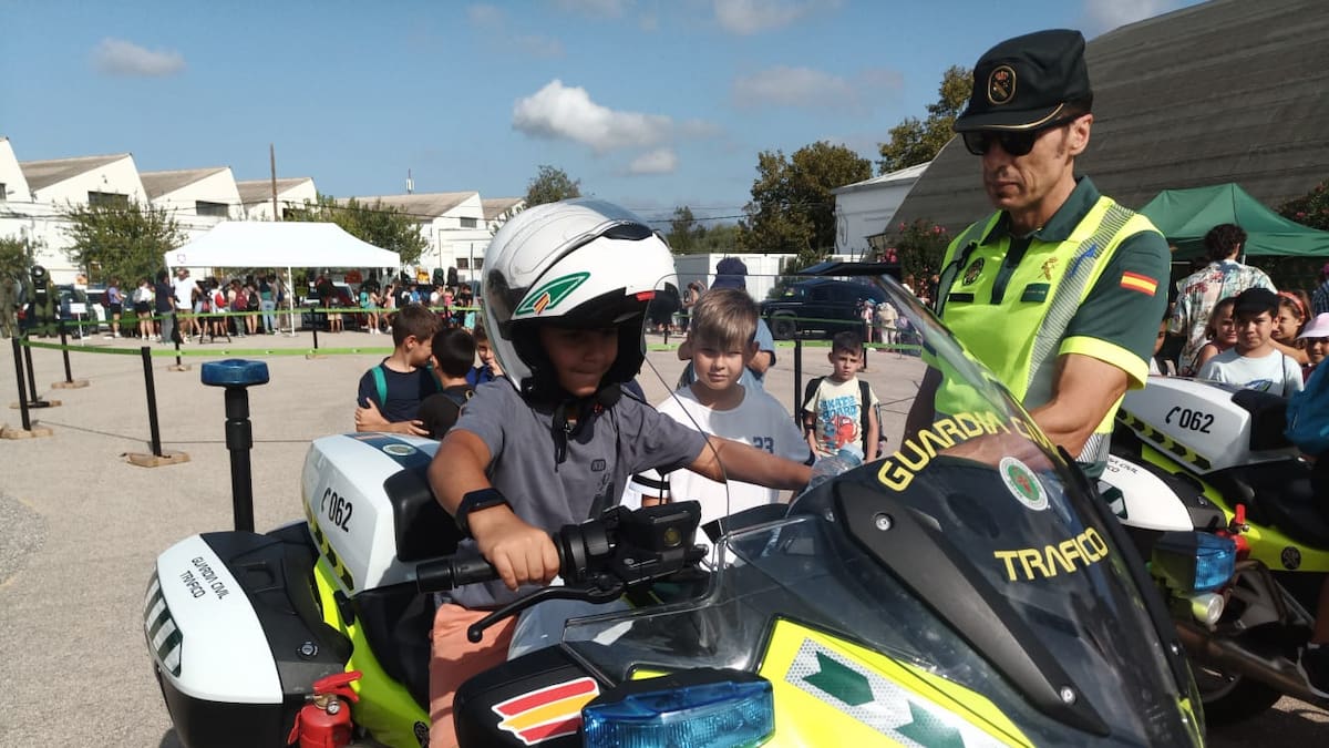Alumnos Ses Cases Noves con la Guardia Civil