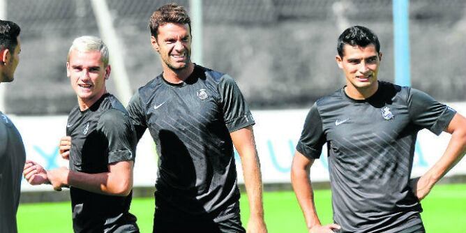 Xabi Prieto bromea en la sesión matinal de Zubieta.
