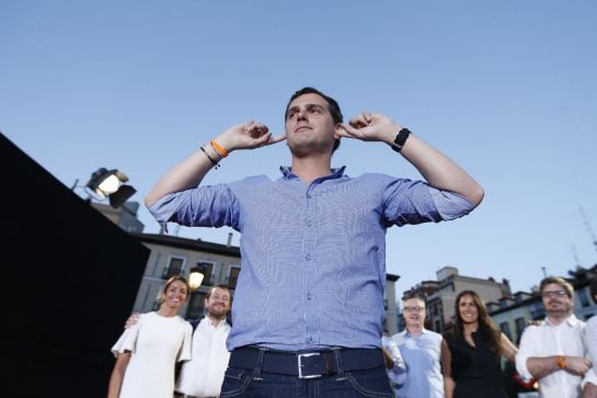 GRA473. MADRID, 24/06/2016.- El candidato a la presidencia del gobierno por Ciudadanos, Albert Rivera, durante el acto de cierre de campaña que la formación naranja celebra esta tarde en la madrileña plaza de Ópera. EFE / Juan Carlos Hidalgo.