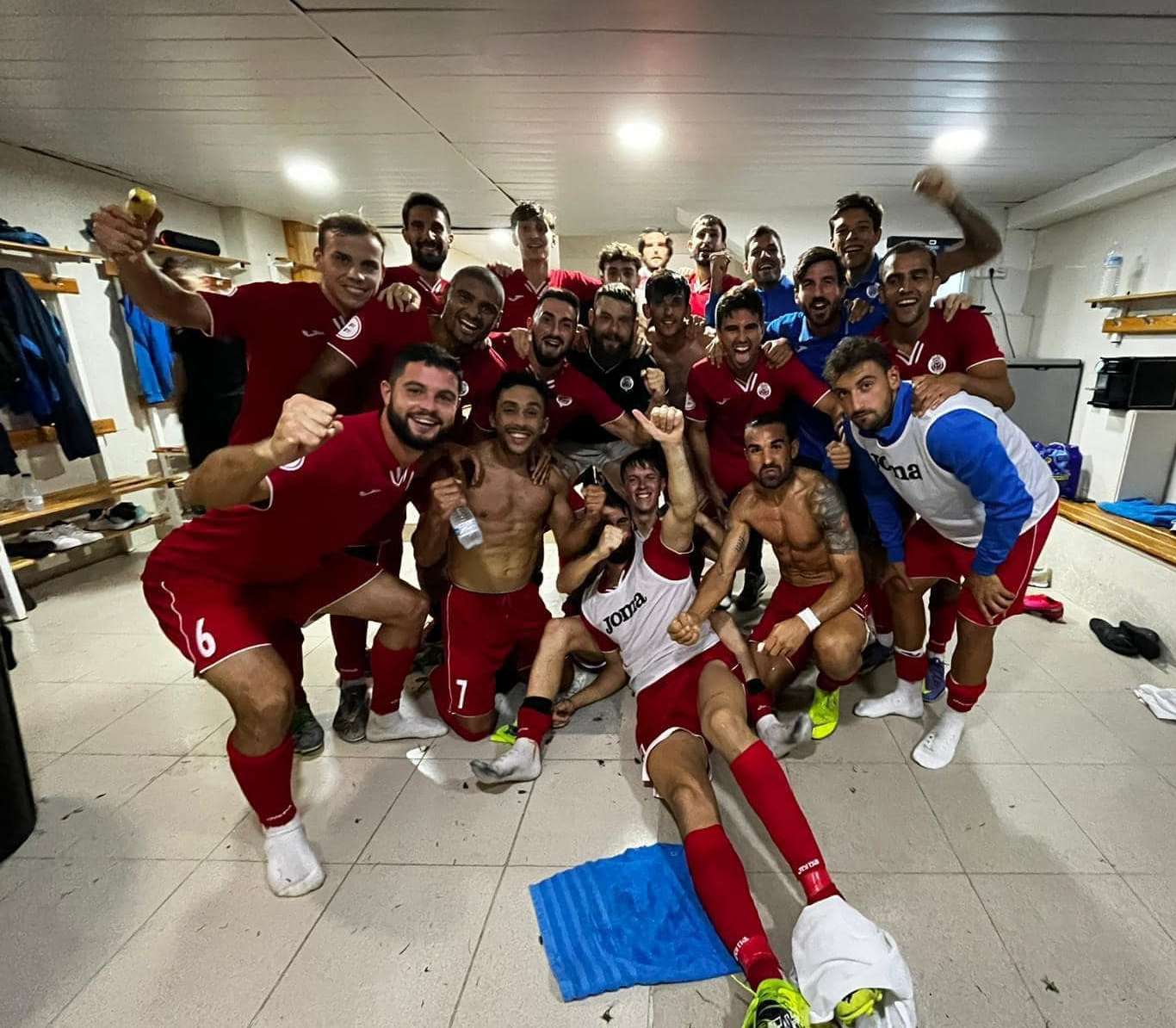 Los jugadores celebran la victoria