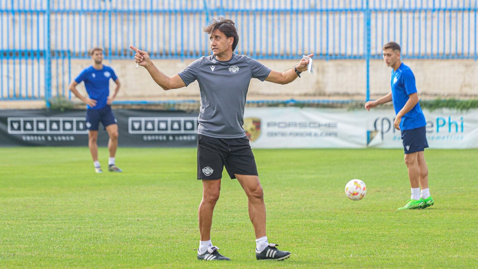 El técnico del Intercity, Gustavo Siviero, dirige el entrenamiento en el Antonio Solana