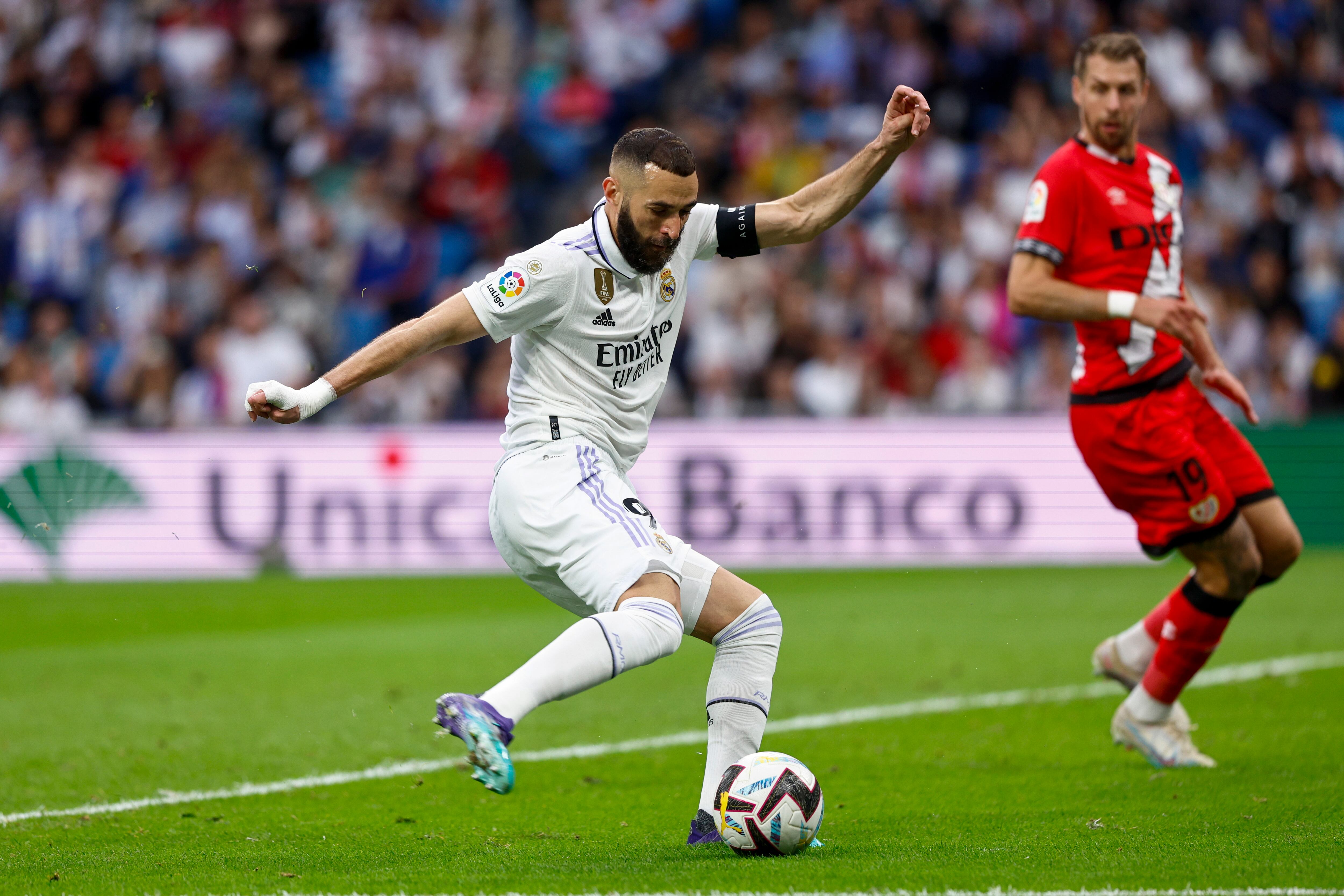 Karim Benzema anota un gol ante el Rayo Vallecano