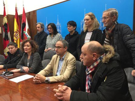 Los concejales comparecen en la declaración institucional