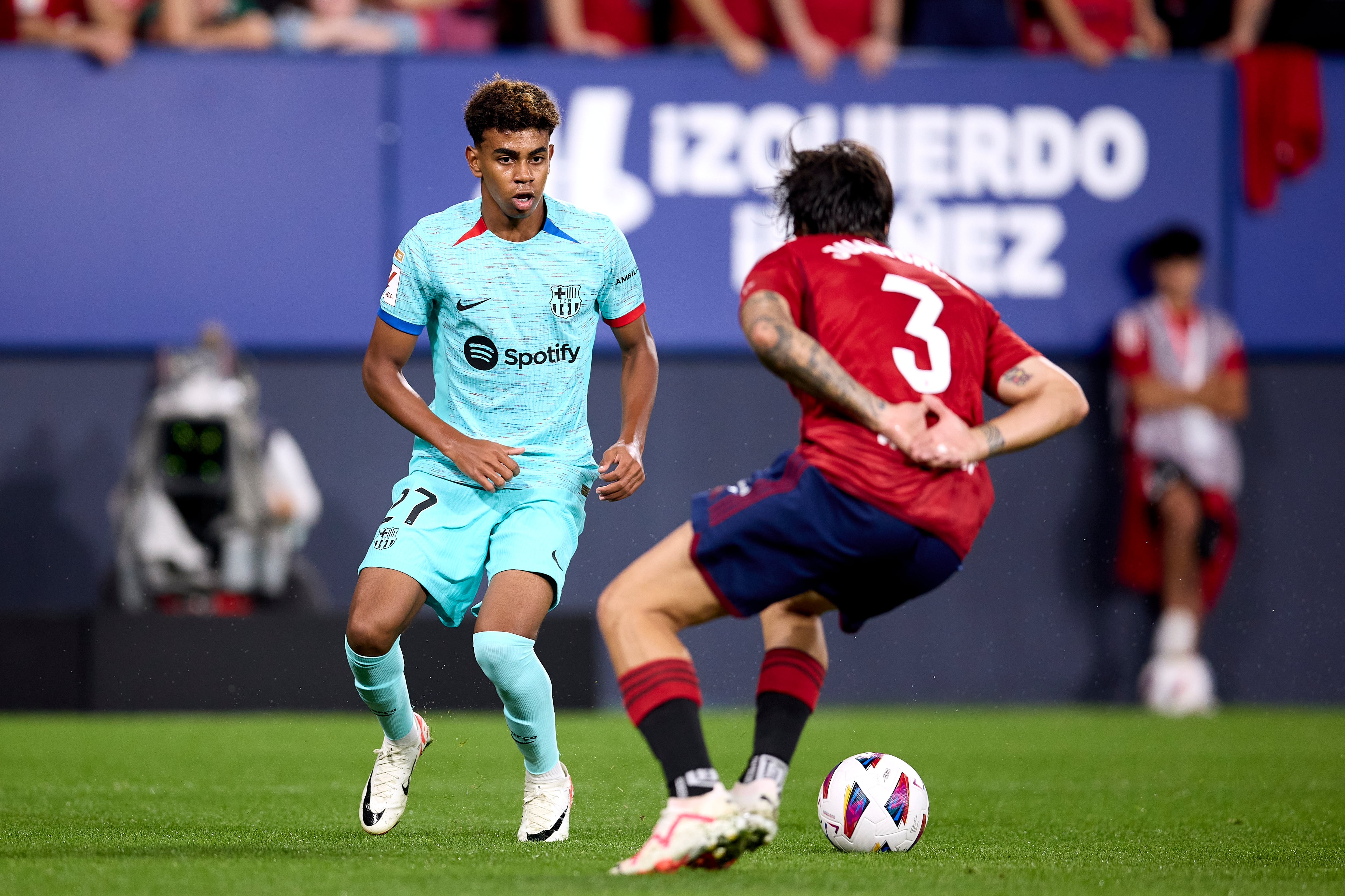 Lamine Yamal en el partido de la primera vuelta de LaLiga EA Sports entre CA Osasuna y FC Barcelona. (Photo by Ion Alcoba/Quality Sport Images/Getty Images)