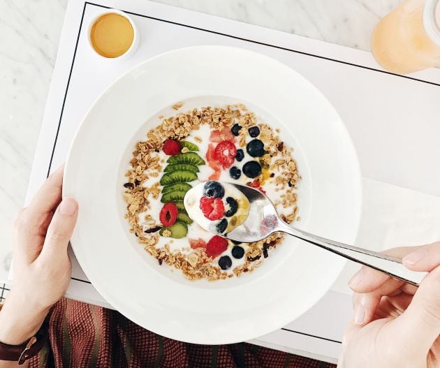 Bol de copos de avena con yogur y fruta.