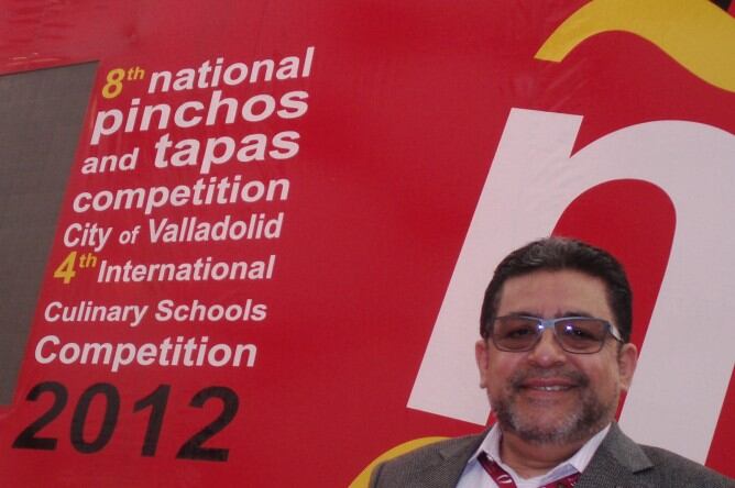 "La gente joven está en un restaurante y apenas habla: está pendiente del móvil. Como la tapa es fácil de tomar, pueden continuar manejando su dispositivo".