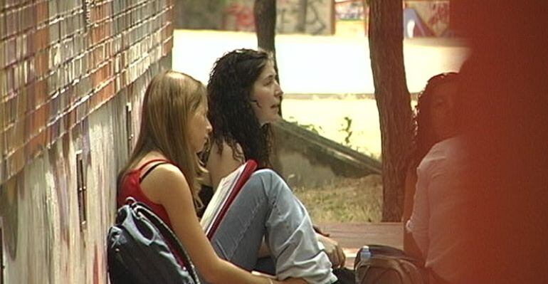 Jóvenes en un parque de la zona norte de Madrid