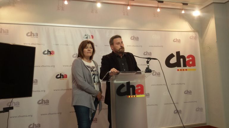 El presidente de CHA, José Luis Soro, junto a la secretaria general del partido, Carmen Martínez 