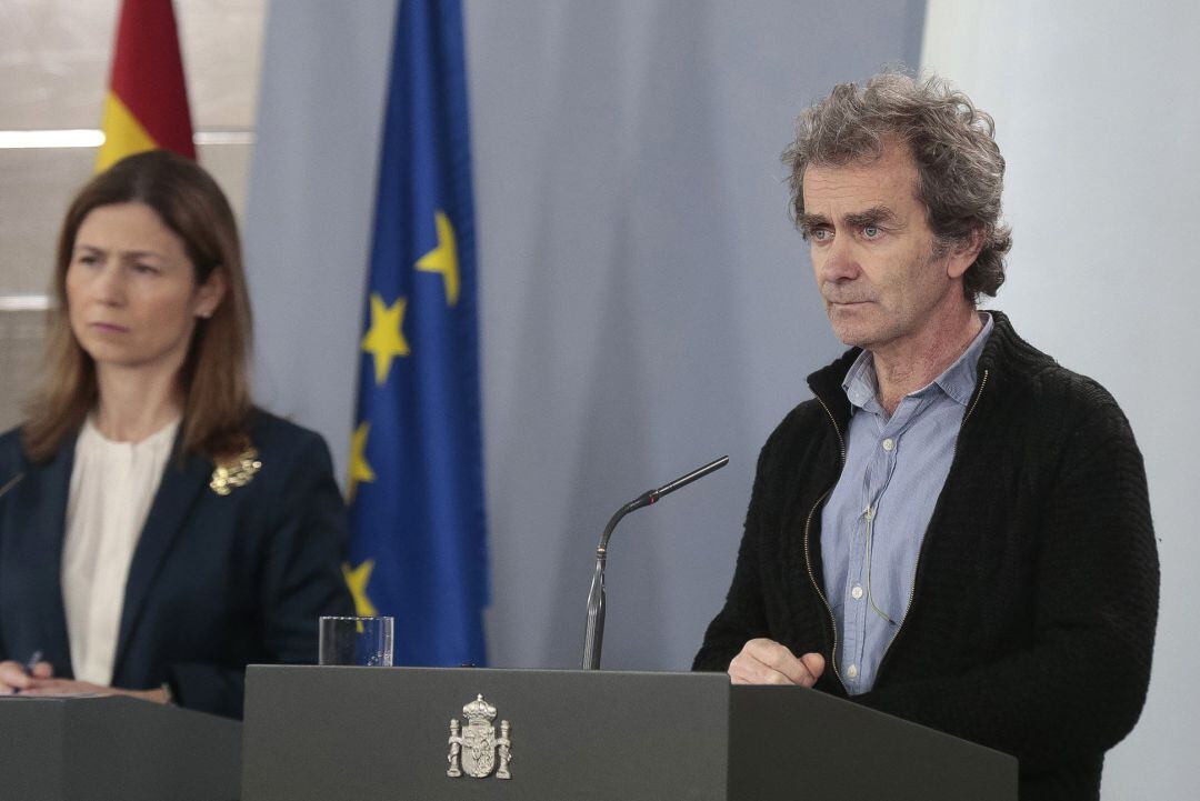 Captura de la señal de vídeo institucional de La Moncloa, del director del Centro de Coordinación de Alertas y Emergencias sanitarias del Ministerio de Sanidad, Fernando Simón (d), y la directora de la Agencia de la Agencia Española de Medicamentos y Productos Sanitarios, María Jesús Lamas, durante la rueda de prensa posterior a la reunión del Comité de gestión técnica para hacer frente al coronavirus, este sábado en el Palacio de la Moncloa.